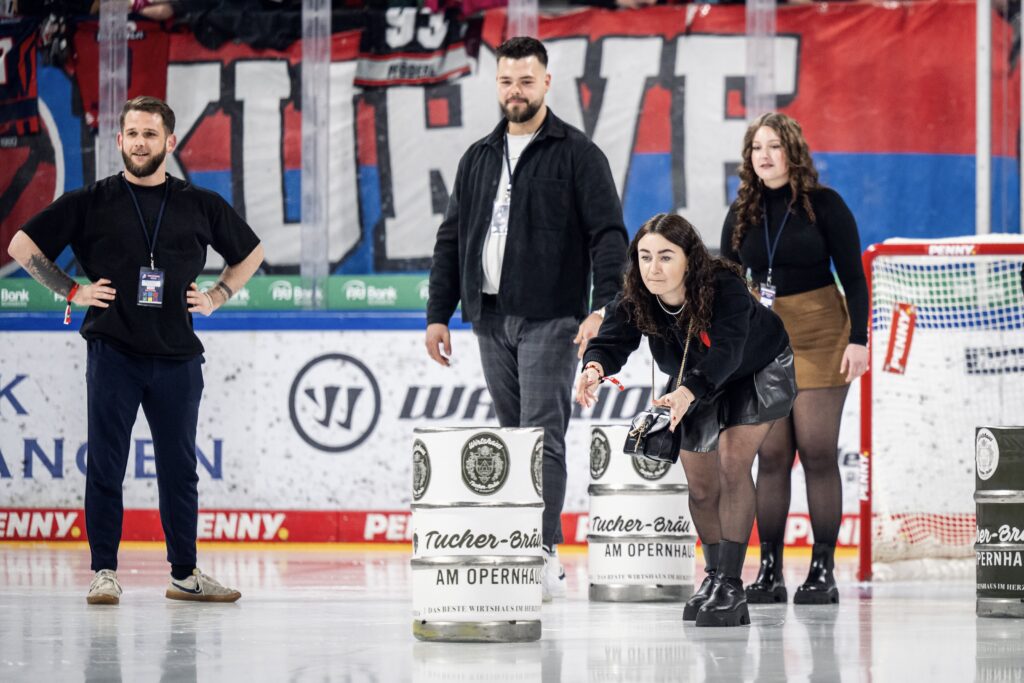 31.10.2025 --- Eishockey --- Saison 2025 2026 --- Penny DEL --- N¸rnberg Ice Tigers Icetigers - Straubing Tigers --- Foto: Sport-/Pressefoto Wolfgang Zink / ThHa --- xthxhax ---
Pausenspiel mit Tucher Br‰u