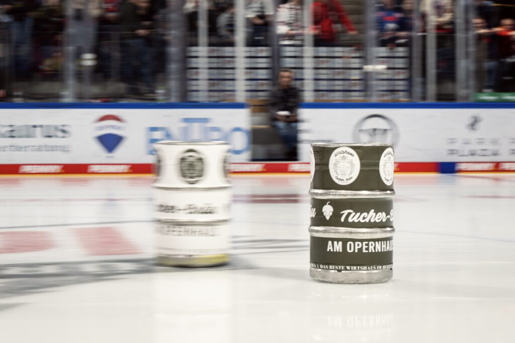 31.10.2025 --- Eishockey --- Saison 2025 2026 --- Penny DEL --- N¸rnberg Ice Tigers Icetigers - Straubing Tigers --- Foto: Sport-/Pressefoto Wolfgang Zink / ThHa --- xthxhax ---
Pausenspiel mit Tucher Br‰u