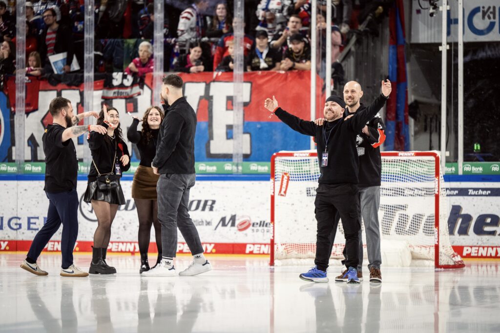 31.10.2025 --- Eishockey --- Saison 2025 2026 --- Penny DEL --- N¸rnberg Ice Tigers Icetigers - Straubing Tigers --- Foto: Sport-/Pressefoto Wolfgang Zink / ThHa --- xthxhax ---
Pausenspiel mit Tucher Br‰u